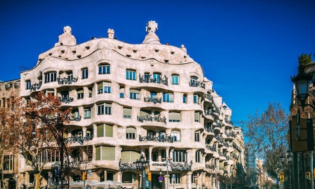Sıradışı Yapılar Ve Bu Yapıların Öyküsü Casa Mila Antoni Gaudi